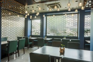 Breakfast, lunch and dinner served - Vesta Sapphire Jaipur - A City Center Hotel (Jaipur)