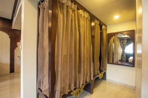 Ropa de cama de alta calidad y minibar 