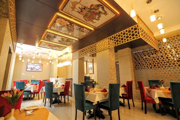 S'hi serveixen esmorzars, dinars, sopars i plats de cuina internacional