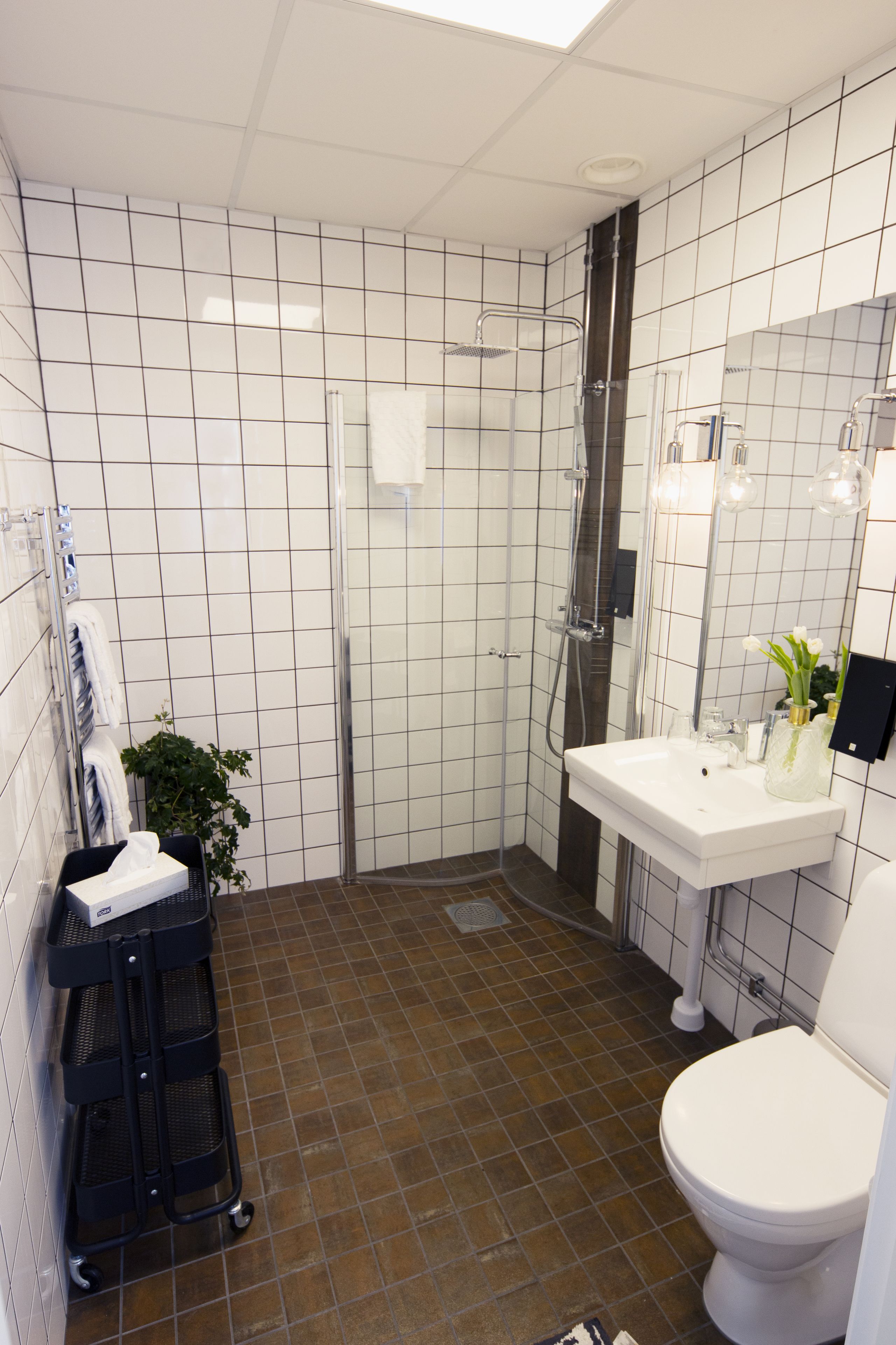 Un baño moderno con ducha, inodoro y lavamanos.
