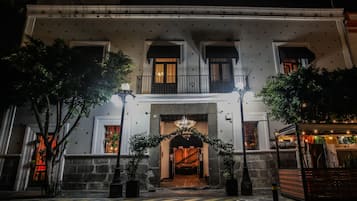 Vista frontal de la propiedad