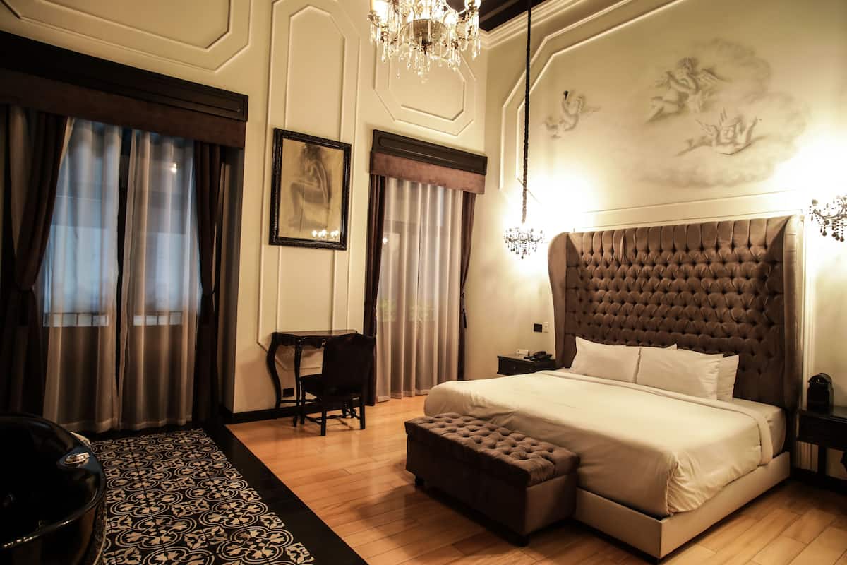 Minibar, in-room safe, iron/ironing board, free WiFi