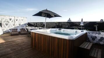 Tina de hidromasaje al aire libre