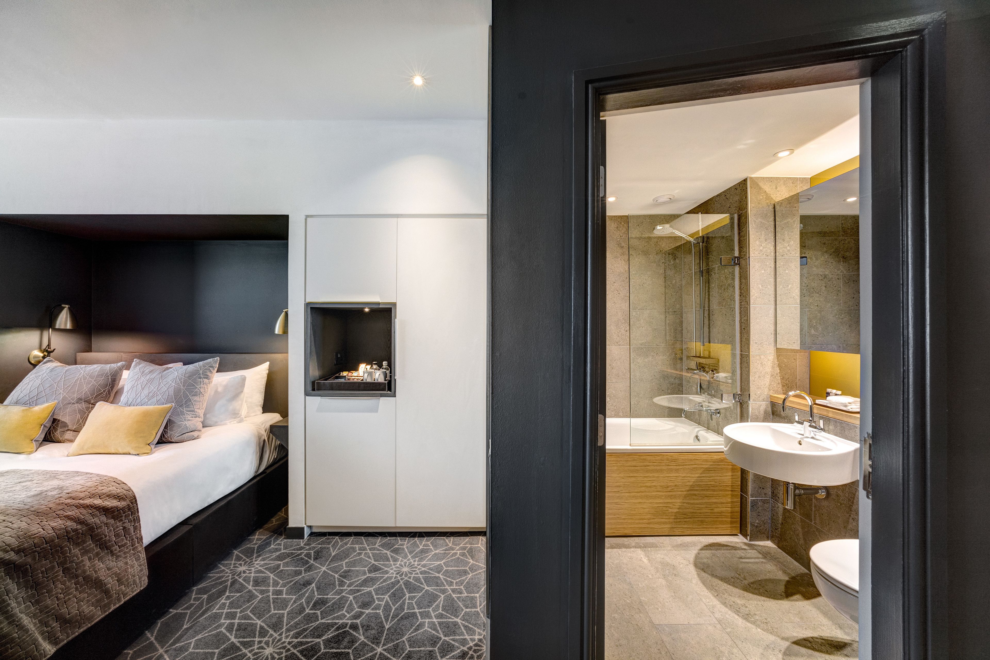 family room | 1 bedroom, hypo-allergenic bedding, in-room safe, desk