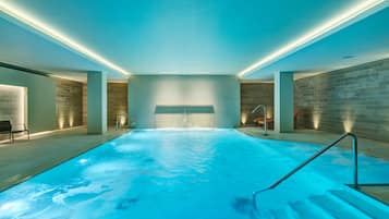 Indoor pool, sun loungers