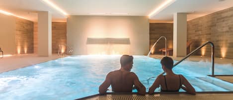 Alberca techada y camastros