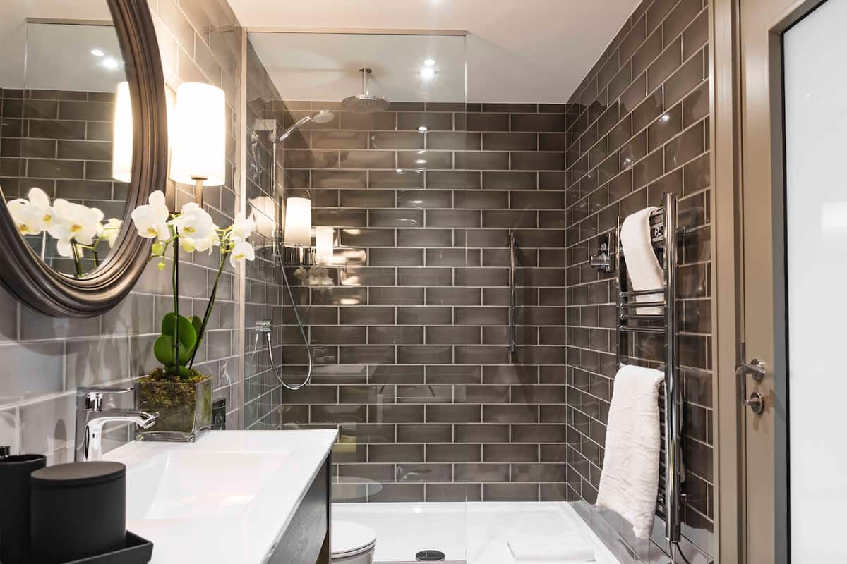 grand deluxe suite | bathroom | free toiletries, hair dryer, slippers, towels