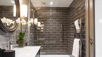 Grand Deluxe Suite | Salle de bain | Articles de toilette gratuits, sèche-cheveux, chaussons
