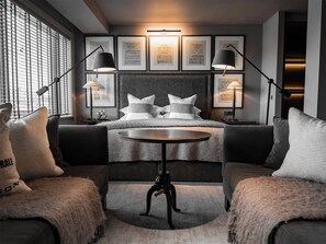 Kamar Klasik, 1 Tempat Tidur King | Seprai antialergi, brankas, dan didekorasi berbeda-beda