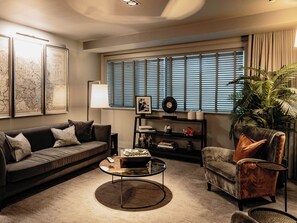  Grand Deluxe Suite | Area keluarga | Televisi layar datar 49-inci dengan saluran TV satelit dan TV