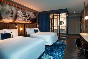 Down duvets, Tempur-Pedic beds, in-room safe, desk - Hotel EMC2, Autograph Collection (Chicago)