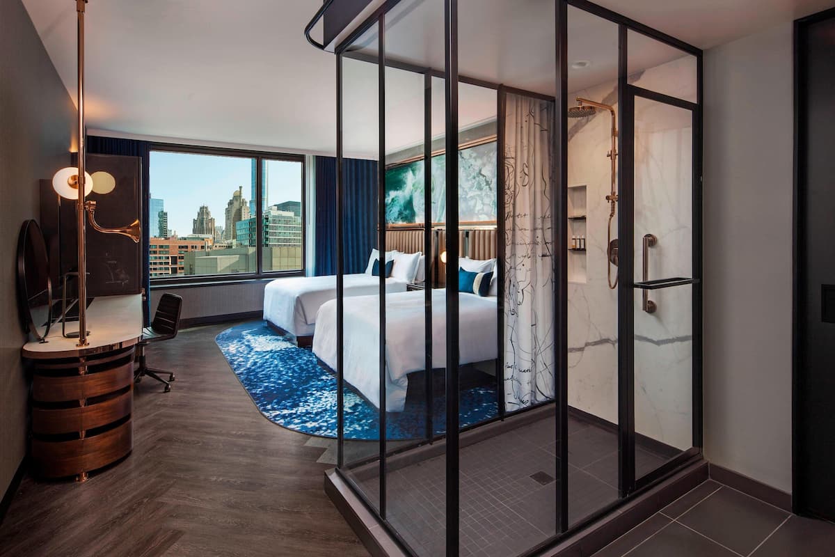 Donzen dekbedden, Tempur Pedic-bedden, een kluis op de kamer, een bureau
