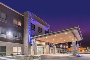 A modern hotel with a covered entrance, stone facade, and a parking area. - Holiday Inn Express & Suites Van Horn by IHG (Van Horn)