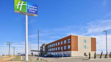 Ein Holiday Inn Express & Suites Gebäude bei blauem Himmel.