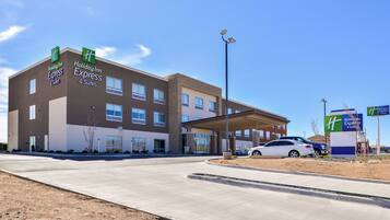 Un hôtel Holiday Inn Express & Suites au design moderne, doté d’une entrée couverte et d’un parking.