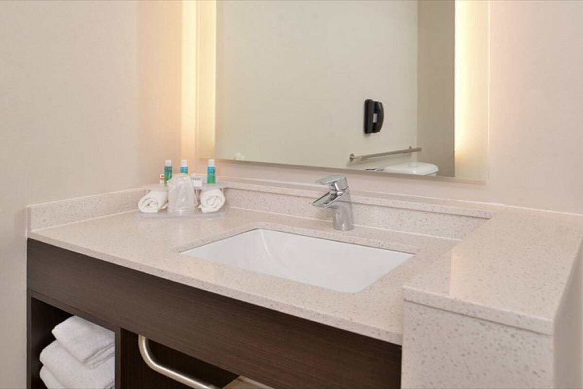 combined shower/bathtub, free toiletries, hair dryer, towels