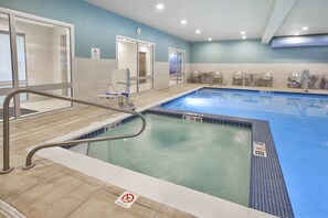 Indoor pool - Holiday Inn Express & Suites Parkersburg East by IHG (Parkersburg)