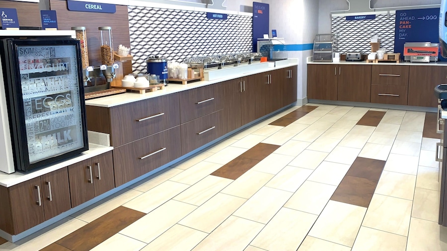 Holiday Inn Express & Suites Parkersburg East by IHG