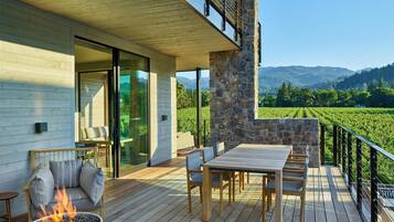 Suite, 1 cama de matrimonio grande, balcón, vistas al viñedo (Pool) | Ropa de cama de alta calidad, colchones con acolchado adicional, minibar