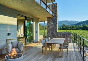 Suite, 1 King-Bett, Balkon, Blick auf den Weinberg (Pool) | Hochwertige Bettwaren, Pillowtop-Betten, Minibar, Zimmersafe