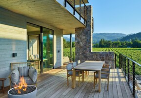 Suite, 1 cama de matrimonio grande, balcón, vistas al viñedo (Pool) | Ropa de cama de alta calidad, colchones con acolchado adicional, minibar