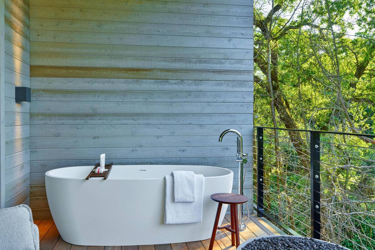 尊榮客房, 1 張特大雙人床, 陽台 (Streamside, Tub) | 高級寢具、舒適加層、迷你吧、客房內保險箱