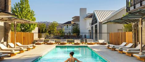 Een buitenzwembad, zwembadcabana's (toeslag) en parasols bij het zwembad