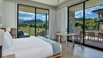Suite, 1 très grand lit, balcon, vue sur le vignoble (Pool) | Literie de qualité, lit avec matelas à plateau-coussin, minibar