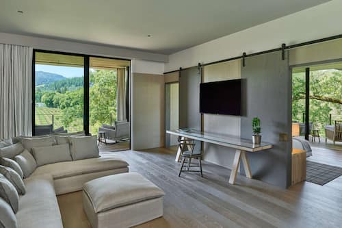 Ropa de cama de alta calidad, camas con pillow-top y minibar