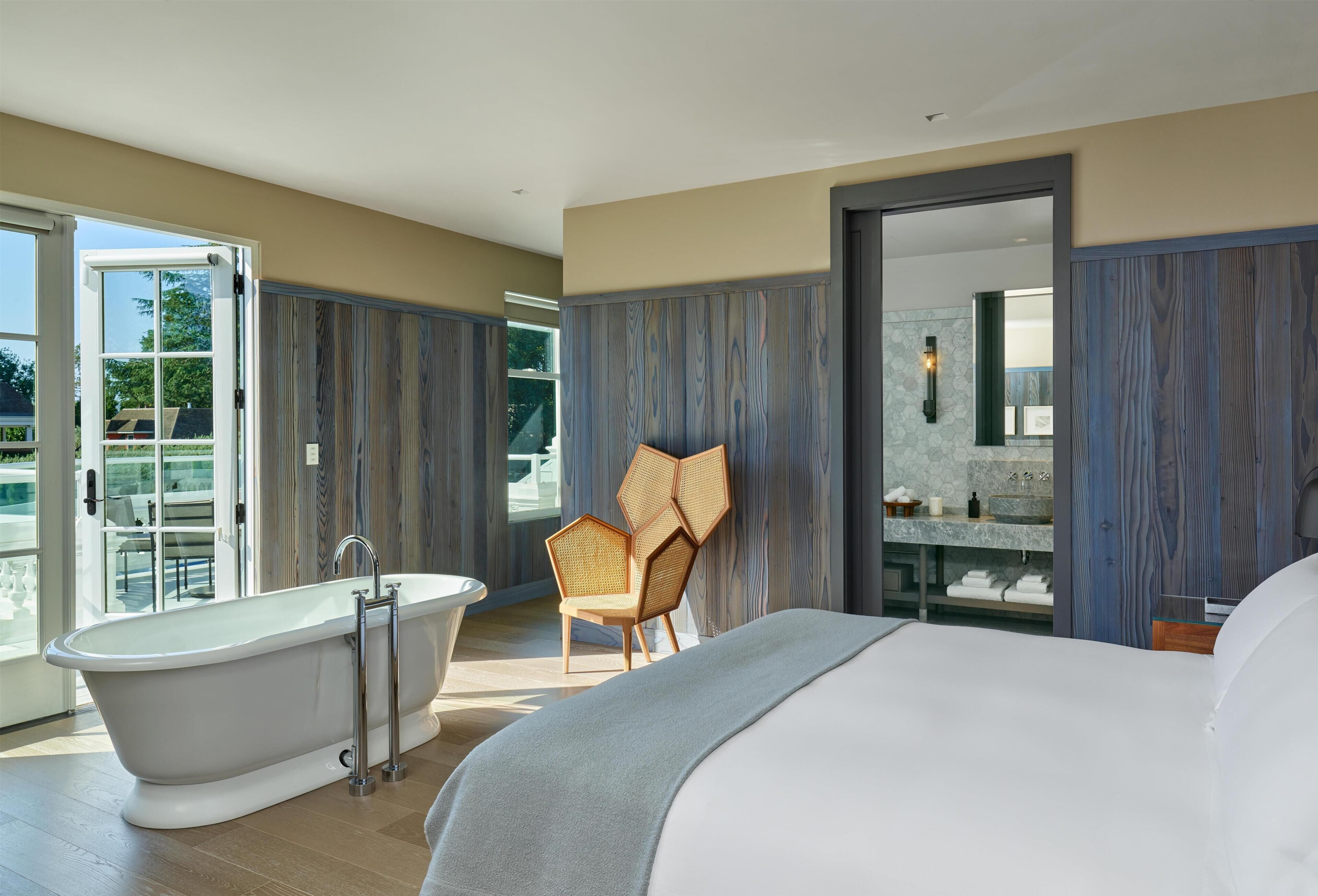 Room, 1 King Bed (Historic Manor) | Premium bedding, pillowtop beds, minibar, in-room safe