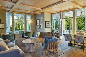 Bar (on property) - Alila Napa Valley, a Hyatt Luxury Resort (St. Helena)