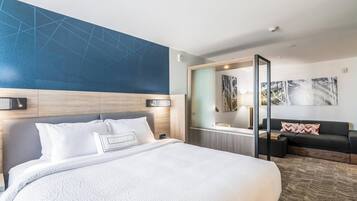 Escritorio, cortinas blackout y tabla de planchar con plancha