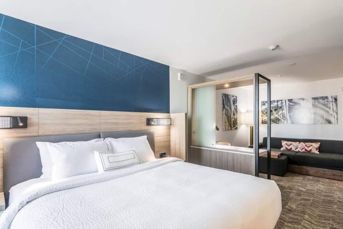 Bureau, rideaux occultants, fer et planche Ă repasser