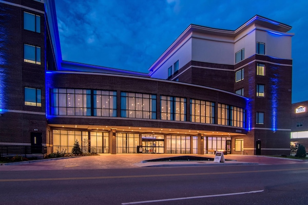 Voorkant accommodatie - avond/nacht