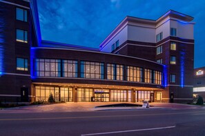 住宿正面 (夜晚)