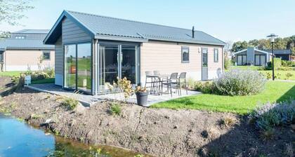 Mukava paritalo, joka sijaitsee kaunis huvipuiston lähellä Amsterdam.