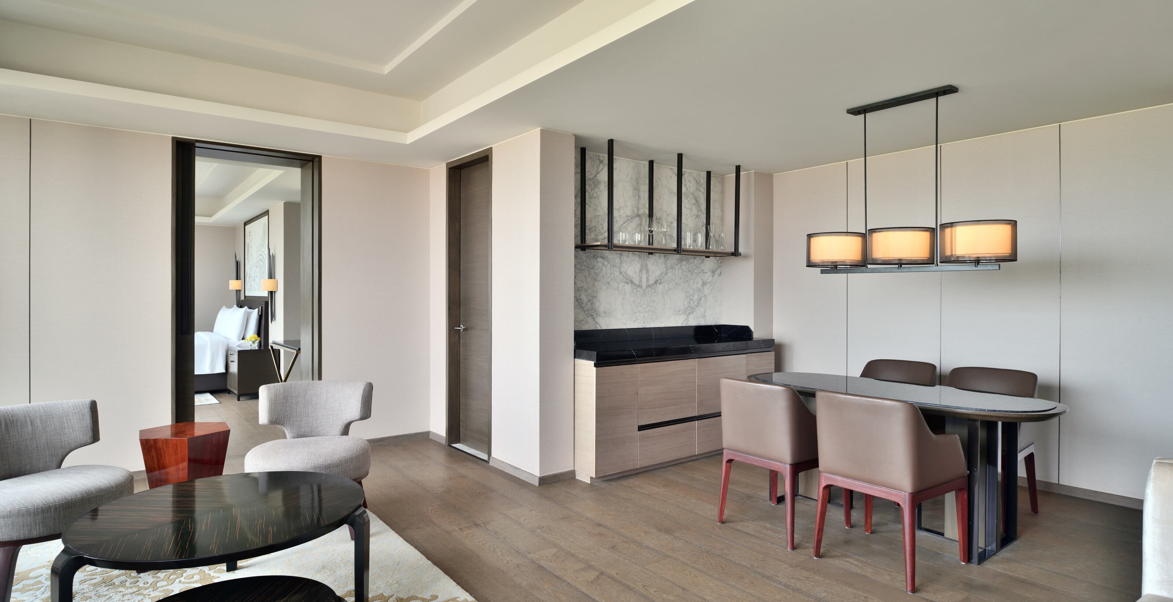Una habitación de hotel moderna con comedor, cocina y sala de estar.