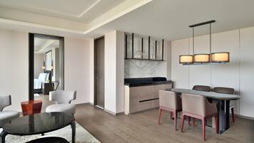 Una habitación de hotel moderna con comedor, cocina y sala de estar.
