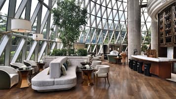 3 restaurants, lunch, dinner served; local and international cuisine