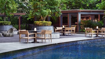 Piscine extérieure, parasols de plage, chaises longues