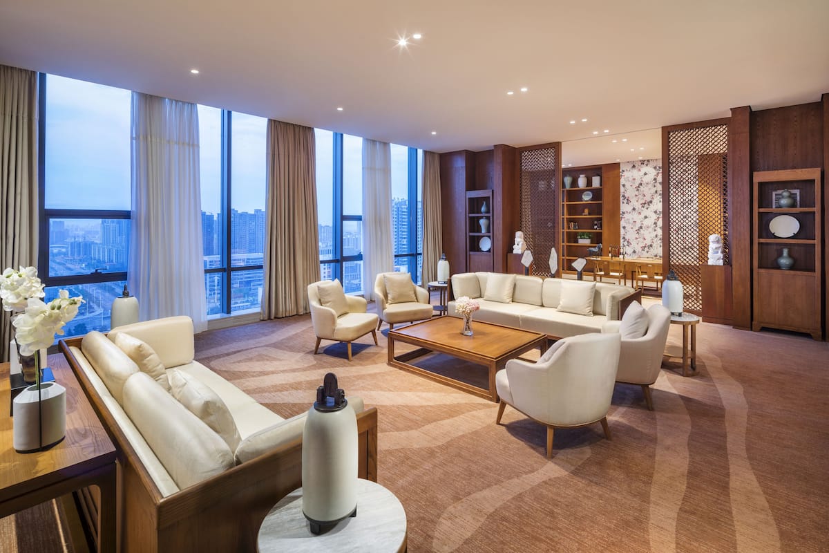 Minibar, coffres-forts dans les chambres, bureau