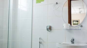 Habitación triple | Baño | Regadera y toallas