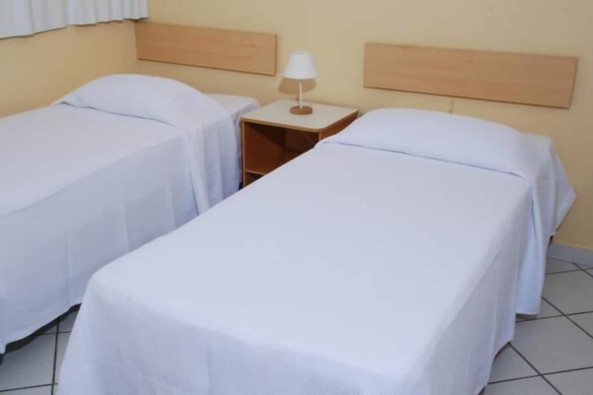 Minibar, brankas, meja kerja, dan tirai kedap cahaya