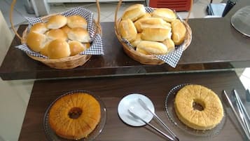Phục vụ bữa sáng, bữa trưa và bữa tối