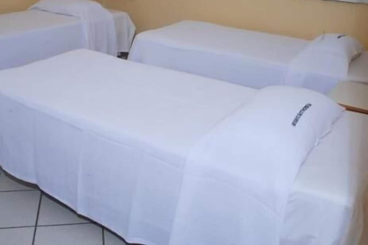 Minibar, brankas, meja kerja, dan tirai kedap cahaya