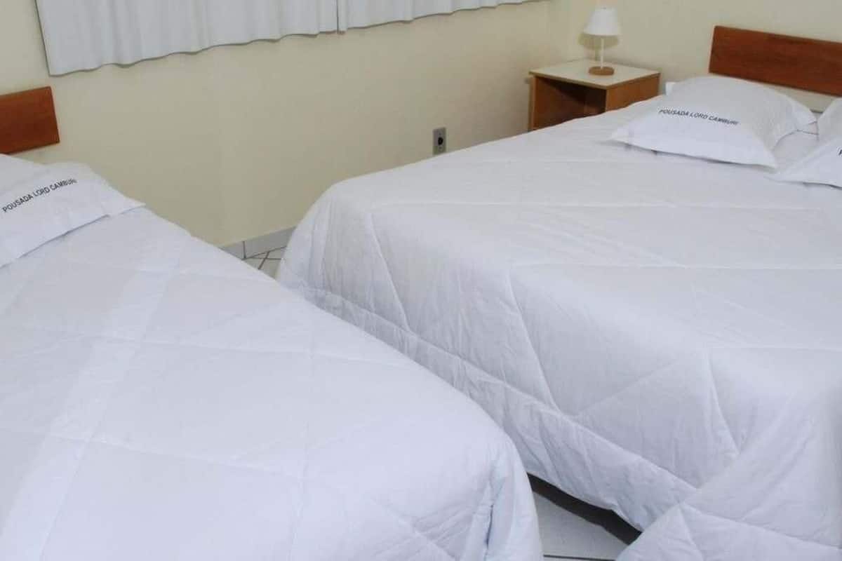 Minibar, brankas, meja kerja, dan tirai kedap cahaya