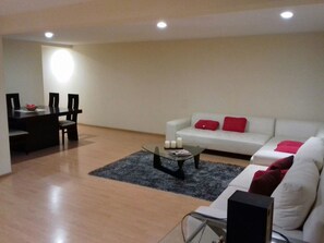 都會公寓客房, 3 間臥室, 廚房 | 客廳 | 50 吋LED 電視連衛星電視頻道、電視