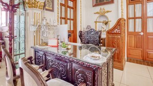 A luxurious room with ornate furniture, a glass-top table, and a chandelier. - Hotel Boutique Casa Garay (Oaxaca)