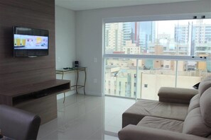 32-inch flat-screen TV with cable channels, TV - Apartamento Quadra Mar Itapema (Itapema)