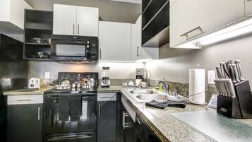 Refrigerador con freezer, microondas, horno, placa de cocina
